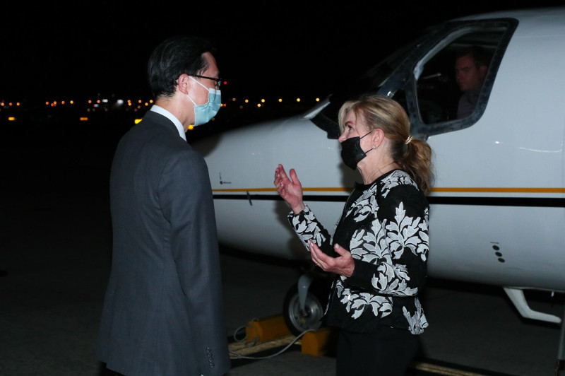 美國聯邦參議員布蕾波恩（Marsha Blackburn）25日深夜搭乘美軍專機深夜抵台。   圖：翻攝推特