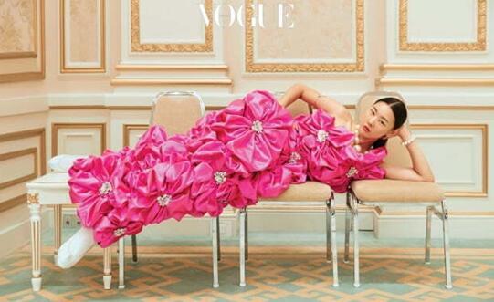 韓國模特身著「韓服」，擺出另類姿勢在青瓦台迎賓館拍攝時尚照。   圖:翻攝自Vogue韓文版