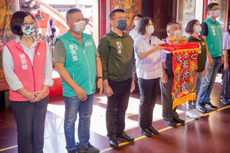 民主進步黨主席暨總統蔡英文今（26）日首次來到台中市大里區振坤宮參拜。   圖：民進黨提供