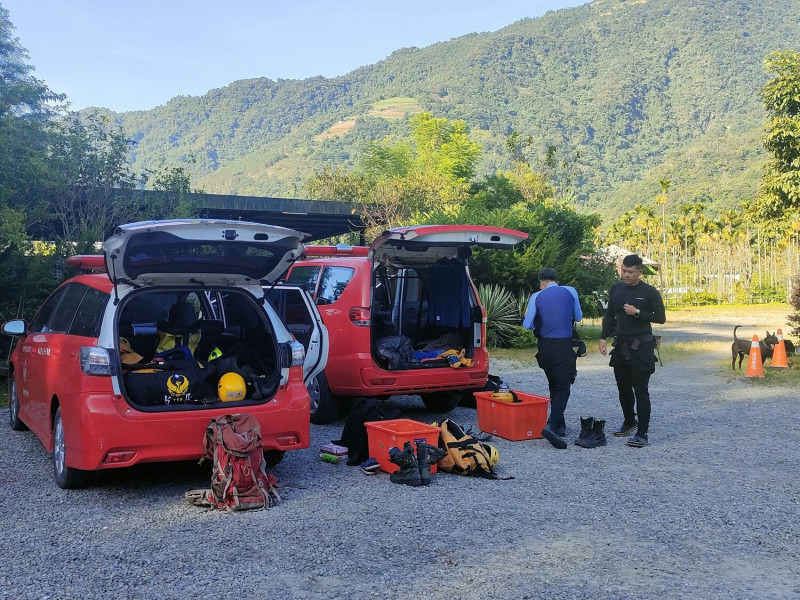 救難人員在武界山區搜尋，失聯的5人全部尋獲。   台中市政府/提供