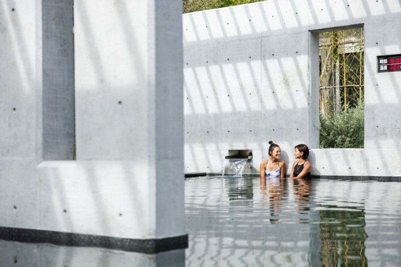 「台東紅葉谷綠能溫泉園區」中的溫泉泡湯區運用了大量清水模設計進行空間區隔。   圖：雲朗觀光／提供