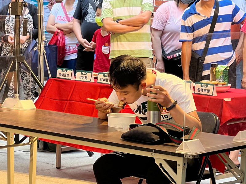 老街吃貨擂台賽號召全台吃貨來踢館，現場挑戰者使出渾身解數，相爭吃最快老街吃貨稱號。   圖：新北市經發局提供