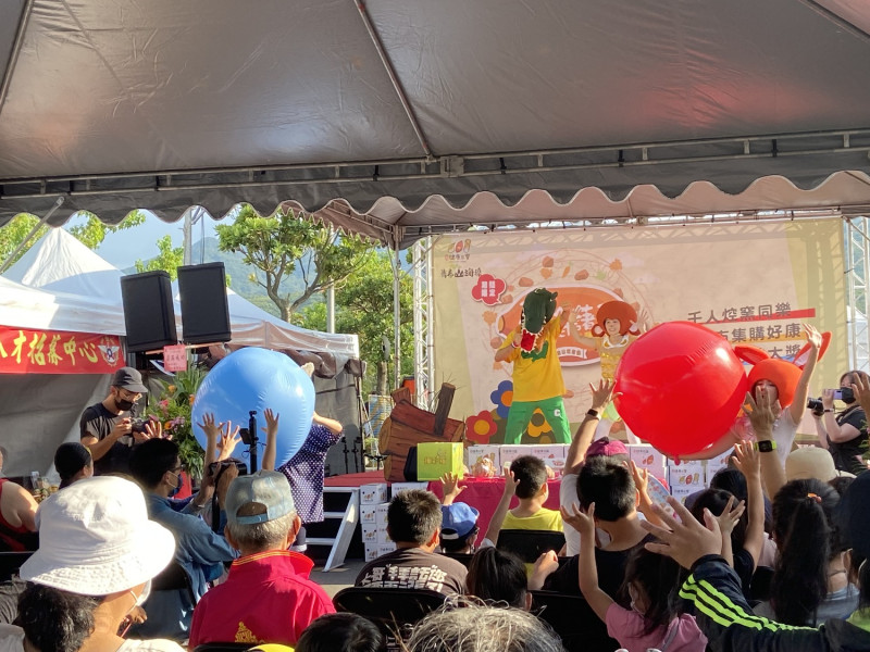 六藝劇團表演性平兒童戲劇活動與現場民眾互動。   圖：金山區公所提供