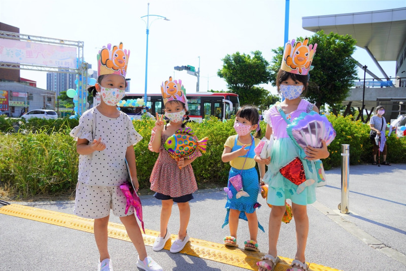 現場還有許多小朋友們穿著海洋風服裝參加，讓活動現場更添童趣和繽紛色彩！   圖：八里區公所提供