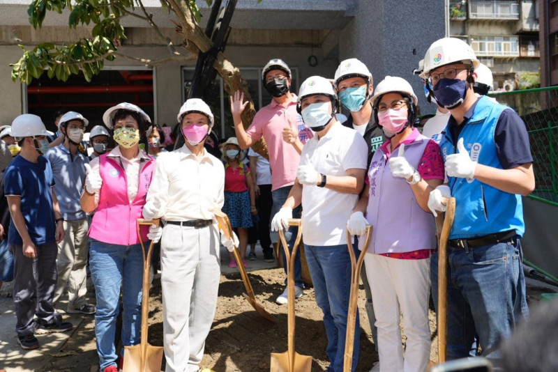 侯友宜與劉有祺一同種下同心樹。   圖：新北市都更處提供