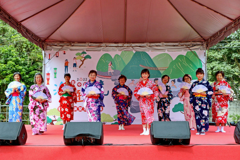 嶺東樂齡學員表演「下北澤音頭」日式迎賓舞。   嶺東科大/提供