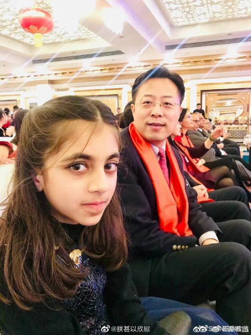 中國網友懷疑照片裡的濃眉大眼的炫富女程晨（左）與趙立堅可能不是親叔侄，因為兩人不同姓，有可能是熟人的孩子，但照片可看出兩人關係良好。   圖：翻攝自stefab推特