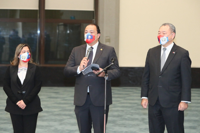 瓜地馬拉外交部長步卡羅（Mario Búcaro）（中）今（29）日抵台在機場發表演說，外交部次長俞大㵢（右）至機場迎接。 圖：外交部提供
