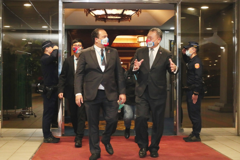 瓜地馬拉外交部長步卡羅（Mario Búcaro）（左）今（29）日訪台，外交部次長俞大㵢（右）至機場迎接。 圖：外交部提供