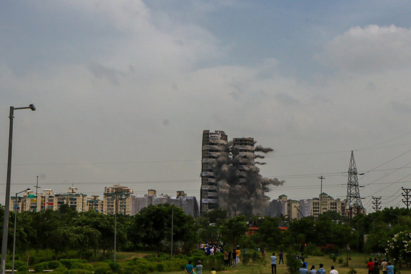 印度雙子星大樓在周日被爆破拆除。   圖:翻攝自推特 Saksham Sinha( @sakshamimages)