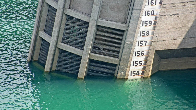 翡翠水庫今日的水位。滿水位標高有170公尺，目前已剩不到154公尺。   圖：取自翡翠水庫管理局網站