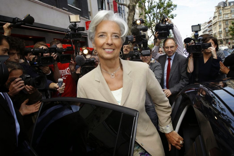 IMF首位女性總裁拉加德（中）擔任法國財政部長期間，涉入一起貪瀆案，上訴被駁回後，必須出庭受審。   圖：達志影像/路透社資料照片