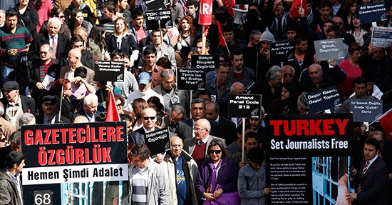 保護記者委員會13日公布2016年全球記者遭監禁調查報告，截至12月1日止，全球共257名記者遭監禁，這是1990年開始統計以來之最，2015年為199人。土耳其和中國是全球情況最糟糕的國家。圖為群眾聲援土耳其遭監禁記者畫面。   圖：翻攝CPJ網站