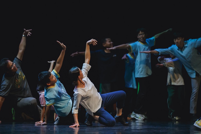 雲門2舞者為讓學生深刻感受編舞家創作時各種舞蹈元素的來源，不只讓學生更親近地欣賞專業的劇場演出，舞者也透過流暢迷人的肢體表現，讓學生從表演中學習。   圖：高雄市文化局提供