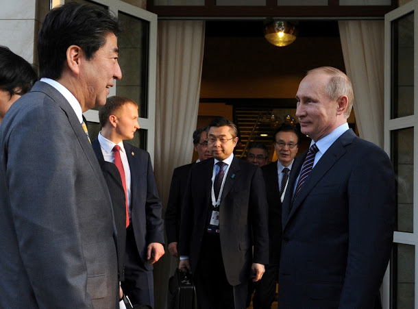 外電報導，日本首相安倍晉三（左）已安排溫泉旅館招待來訪的俄羅斯總統普亭（右），希望雙方不預設前提促膝長談。   圖：達志影像/路透社資料照片