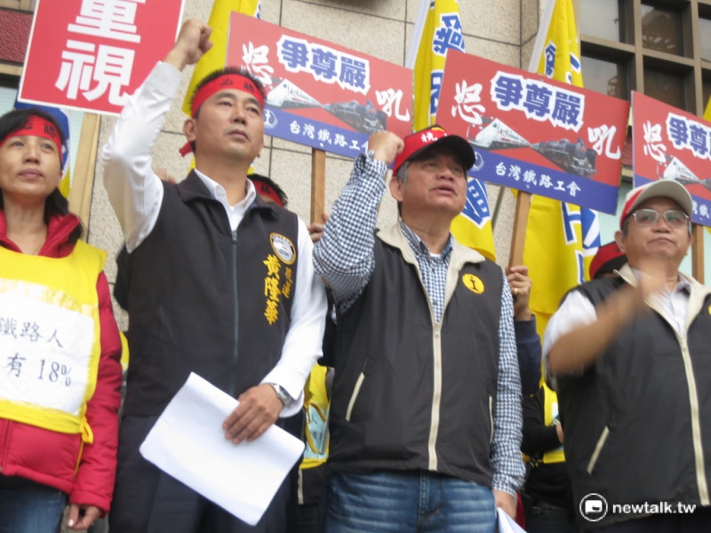 為抗議台鐵局長期以來人力不足、薪資結構不公平，台鐵企業工會14日號召3000位員工上街遊行。   圖：呂佳峻/攝