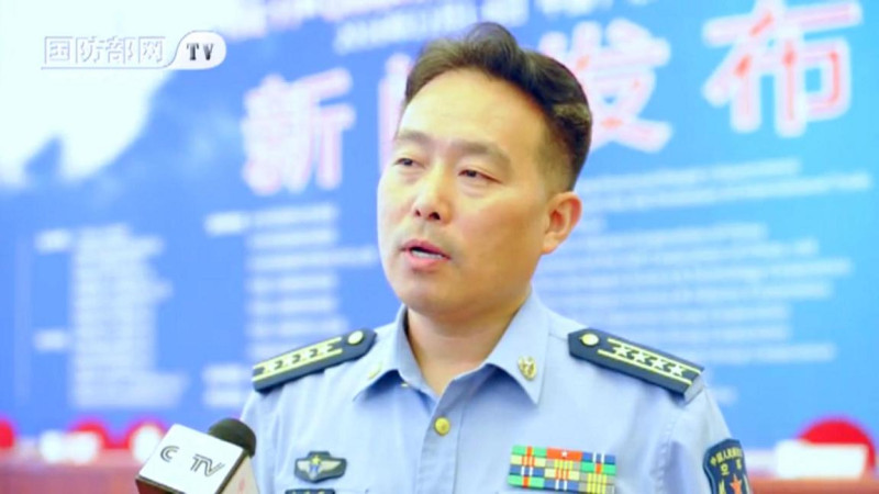 中國空軍發言人申進科15日針對近半個月來兩度繞飛台灣作出回應，他強調，這些軍事活動都是合情合理合法的，按照計劃「一如既往」進行。   圖：翻攝中國國防部