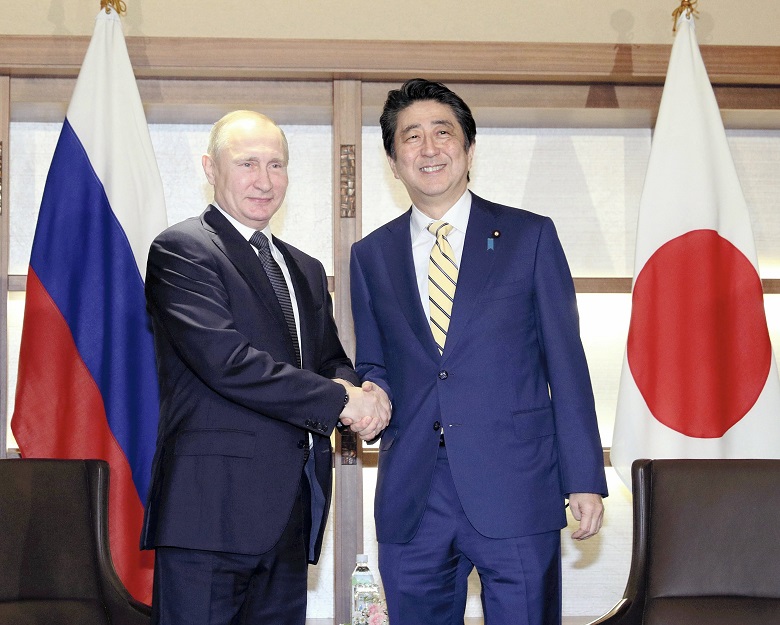 日本首相安倍晉三15日晚間與來訪的俄羅斯總統普亭舉行高峰會。   圖片來源：達志影像/美聯社