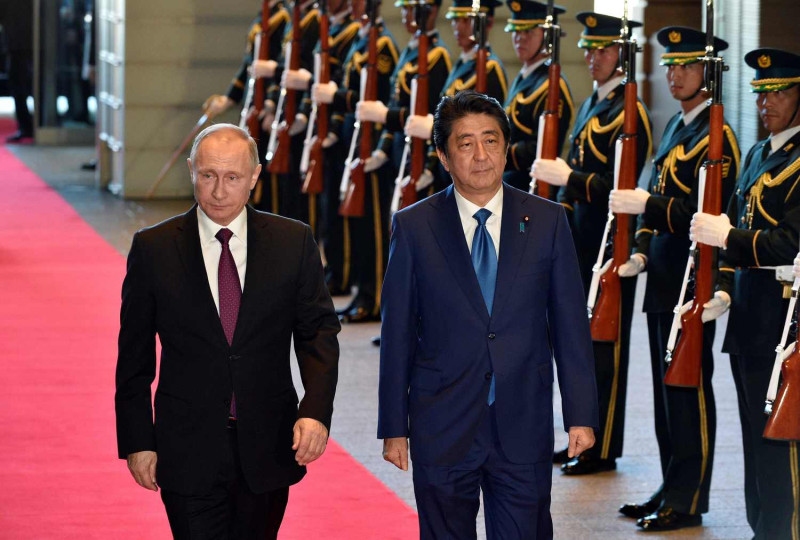 日本首相安倍晉三和俄羅斯總統普亭（ Vladimir Putin）15、16日連2天在日本進行高峰會談。日本官方和民間預計出資達3,000億日圓（約合新台幣823億元）。   圖：達志影像/路透社
