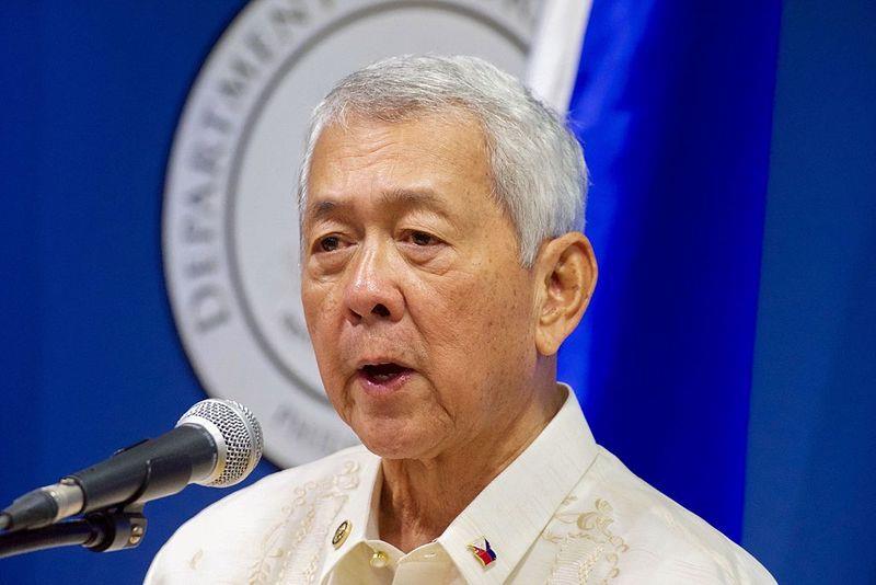 菲律賓外交部長雅賽16日表示，由於馬尼拉當局致力與北京改善關係，因此菲國對於中國在南海人工島採取軍事化行動，將不再表達抗議。   圖：翻攝維基百科