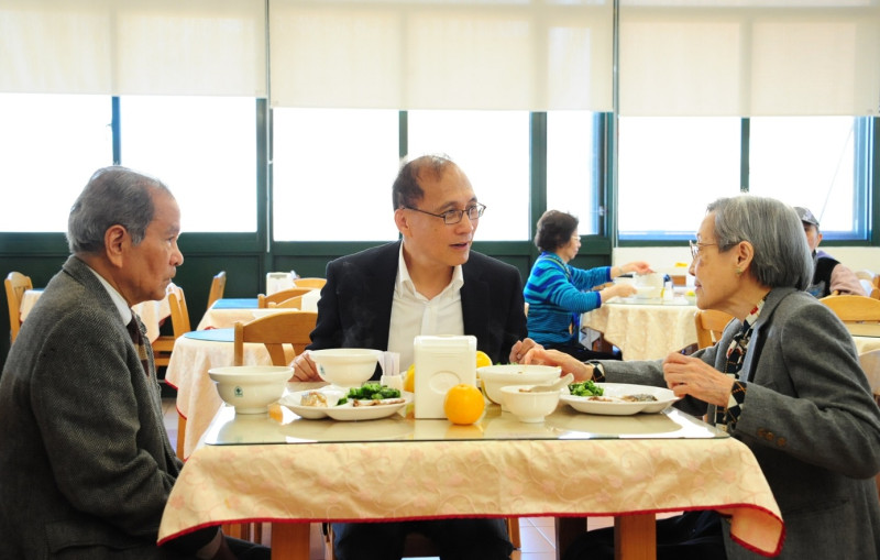 行政院長林全18日參觀新北三芝區雙連安養中心， 並與長輩及工作人員共進午餐。   圖：行政院提供