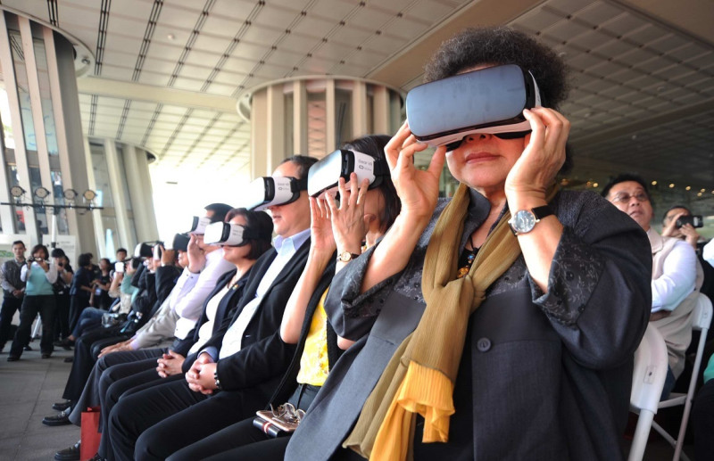 動土典禮上，陳菊亦帶領眾人戴著智慧虛擬實境設備，運用新科技認識未來文創會館的嶄新面貌。    圖：高市府提供