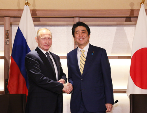 日本首相安倍晉三（右）接待來訪的俄羅斯總統普亭，進行2天首腦會談。   圖：翻攝日本首相官邸官網