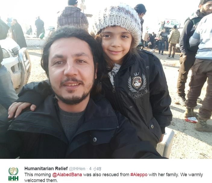 土耳其非政府組織19日在社群媒體上宣布，敘利亞7歲女童阿拉貝（Bana al-Abed）19日從分裂的城市阿勒坡撤離。   圖：翻攝人權、自由及人道救援基金會推特