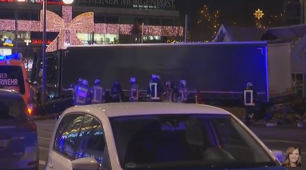 柏林耶誕市集遭到卡車攻擊，畫面中可看到19噸大卡車停在人行道上，現場一片混亂，警方正在調查。   圖：翻攝You Tube/N24