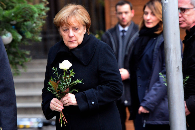 德國首都柏林19日晚間發生卡車衝撞耶誕市集的恐怖攻擊事，總理梅克爾20日前往意外現場表達哀悼之意。   圖：達志影像/美聯社。