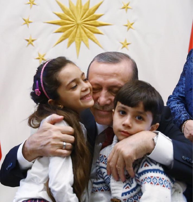 敘利亞7歲小女孩阿拉貝(左)全家平安抵達土耳其，總統艾爾段21日特地在總統府接待。   圖：翻攝艾爾段臉書