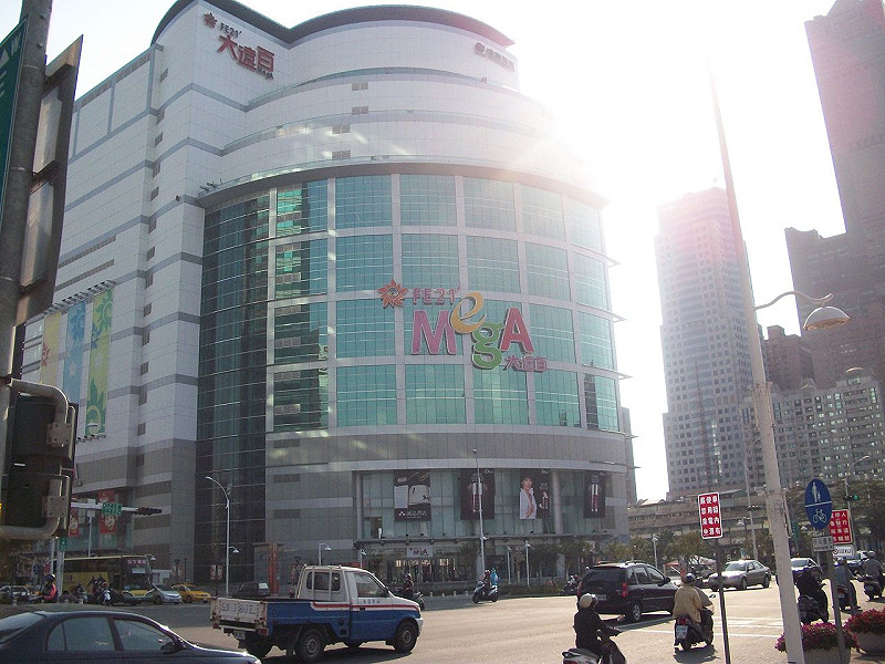 高雄市地政局22日公布2017年公告土地現值，地王則由南高雄的苓雅區高雄大遠百連續第4年蟬聯。   圖：翻攝維基百科