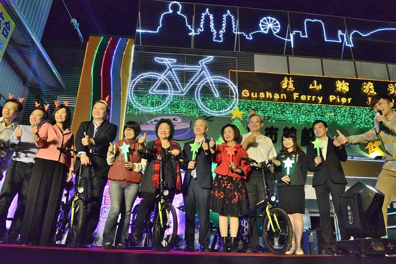 高雄市藉點亮聖誕燈，宣導2017年第3屆生態交通全球盛典，哈瑪星是主要生態交通示範區，為推廣低碳環保的綠能運具，打造哈瑪星為低碳宜居。   圖：高雄市政府提供