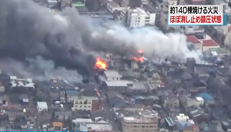 日本新潟縣糸魚川市的1家中華料理店22日上午10時30分左右發生火災，由於風勢強勁，導致商店街大範圍民宅商店等140棟延燒，直到晚間約9時才控制住火勢。
   圖：翻攝NHK