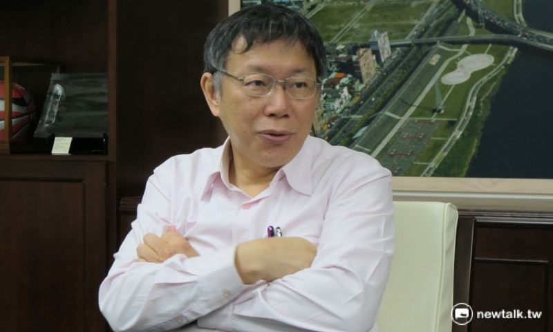 台北市長柯文哲22日接受《新頭殼》專訪時表示，不入黨比較容易宣傳理念，否則做事容易受到黨的箝制。   圖：林朝億/攝
