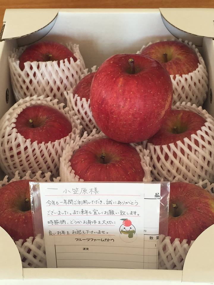 作者小笠原欣幸過去15年每年都從福島縣的同一個農家訂購水果，夏天是水蜜桃，冬天則是蘋果。   圖：小笠原欣幸 /攝