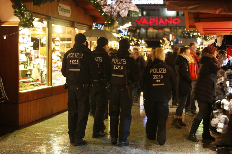 柏林警察22日在遭到卡車攻擊的耶誕市集街區加強巡邏。   圖：達志影像/路透社。