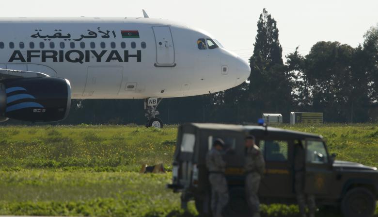 一架載有118人的利比亞國內客機23日遭劫機，轉降馬爾他，劫機犯在陸續釋放所有乘客和機組員後，已下機投降。   圖：中央社（路透社提供）
