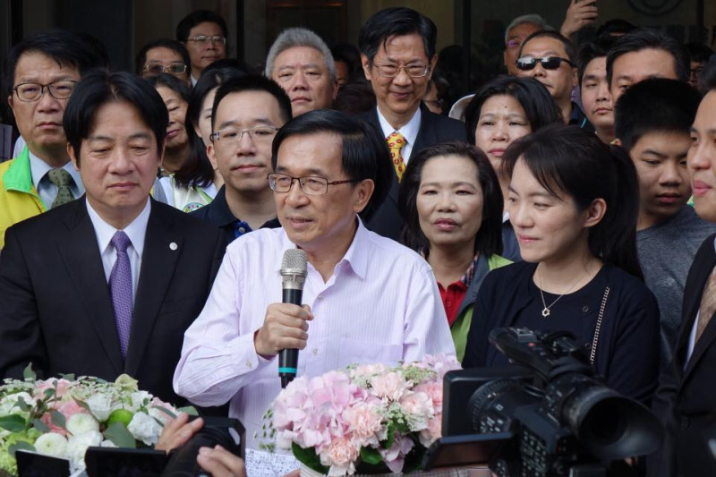 前總統陳水扁24日到台南市參加女兒陳幸妤的牙醫診所開幕，並發表20多分鐘的致詞。   圖：翻攝賴清德臉書。
