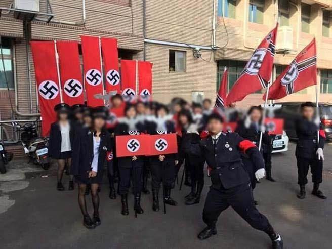 新竹市光復高中二年級某班學生，23日下午在校方舉辦的活動中，竟全班穿戴納粹服裝，手持納粹旗幟遊行。   圖：翻攝網路