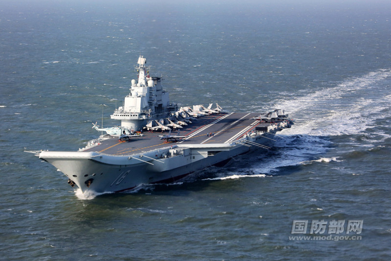 中國國防部網站公布在東海航行的遼寧號航母，正展開西太平洋航訓，我國防部聲明嚴密監控中。   圖：翻攝中國國防部網站