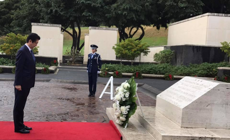 日本首相安倍晉三（左）抵達夏威夷，在臉書上po出前往太平洋紀念墓地等處獻花致敬的照片。   圖：翻攝安倍晉三臉書