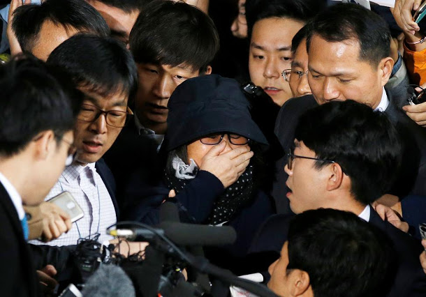 經韓國媒體報導，涉韓國親信干政案崔順實之女鄭尤拉，已於丹麥遭到警方逮捕。圖（中）為崔順實。   圖：達志影像/路透社資料照片