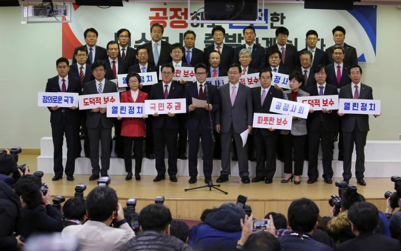 韓國執政黨新世界黨分裂，黨內29名反朴僅惠的議員27日在國會召開記者會，宣布正式退黨，且另組「改革保守新黨」。   圖:達志影像/美聯社