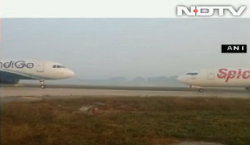 印度新德里機場27日因「溝通錯誤」致使兩架航班在同一跑道上面對面，險些對撞事故。   圖：翻攝自NDTV
