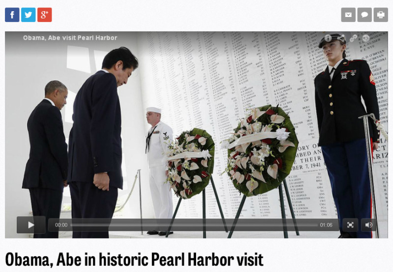 日本首相安倍晉三（左二）在美國總統歐巴馬（左）的陪同下，訪問美國海軍亞利桑那號戰艦紀念館，向陣亡戰士獻花。   圖：翻攝POLITICO影片