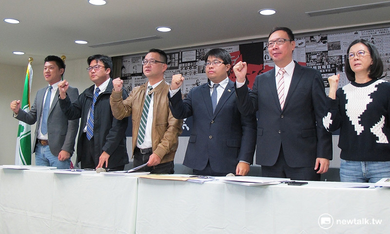 民進黨5位發言人、1位律師共同召開記者會反擊國民黨抹黑；圖中為王閔生、楊家俍、阮昭雄、黃帝穎、黃適卓、邱莉莉。   圖：林朝億/攝