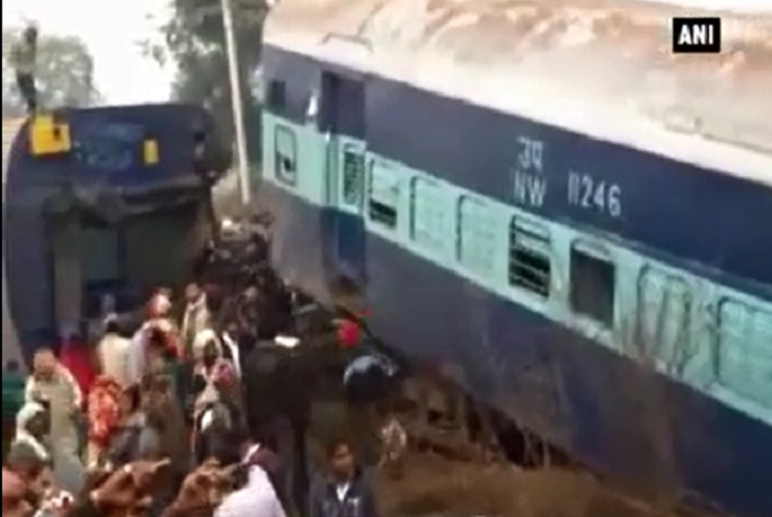 印度一輛快速列車28日上午脫軌翻覆，已知有55人受傷。   圖：翻攝網路