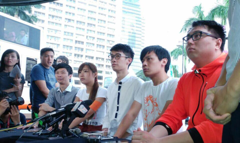 香港「青年新政」成員梁頌恆（右三）、游蕙禎（右四）遭撤銷議員資格案，已經上訴到香港終審法院。   圖：翻攝梁頌恆臉書