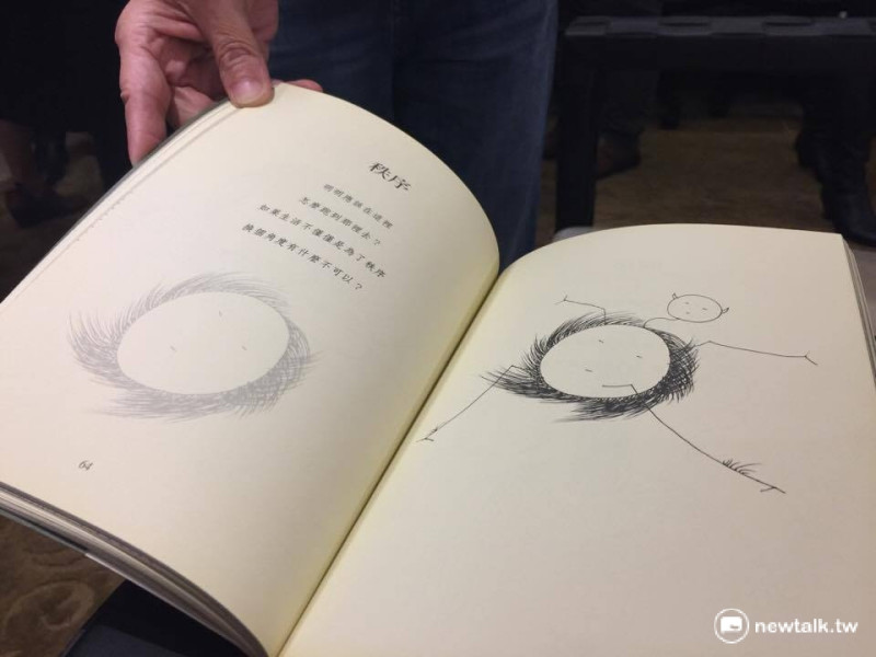 葉俊榮拿出過去出版的繪本《髮的主張》，證明自己也曾經是「插畫家」。   圖：柯昱安/攝